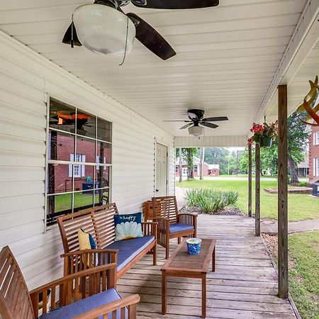 Delightful Retreat With Fireplace And Large Yard! Экстерьер фото