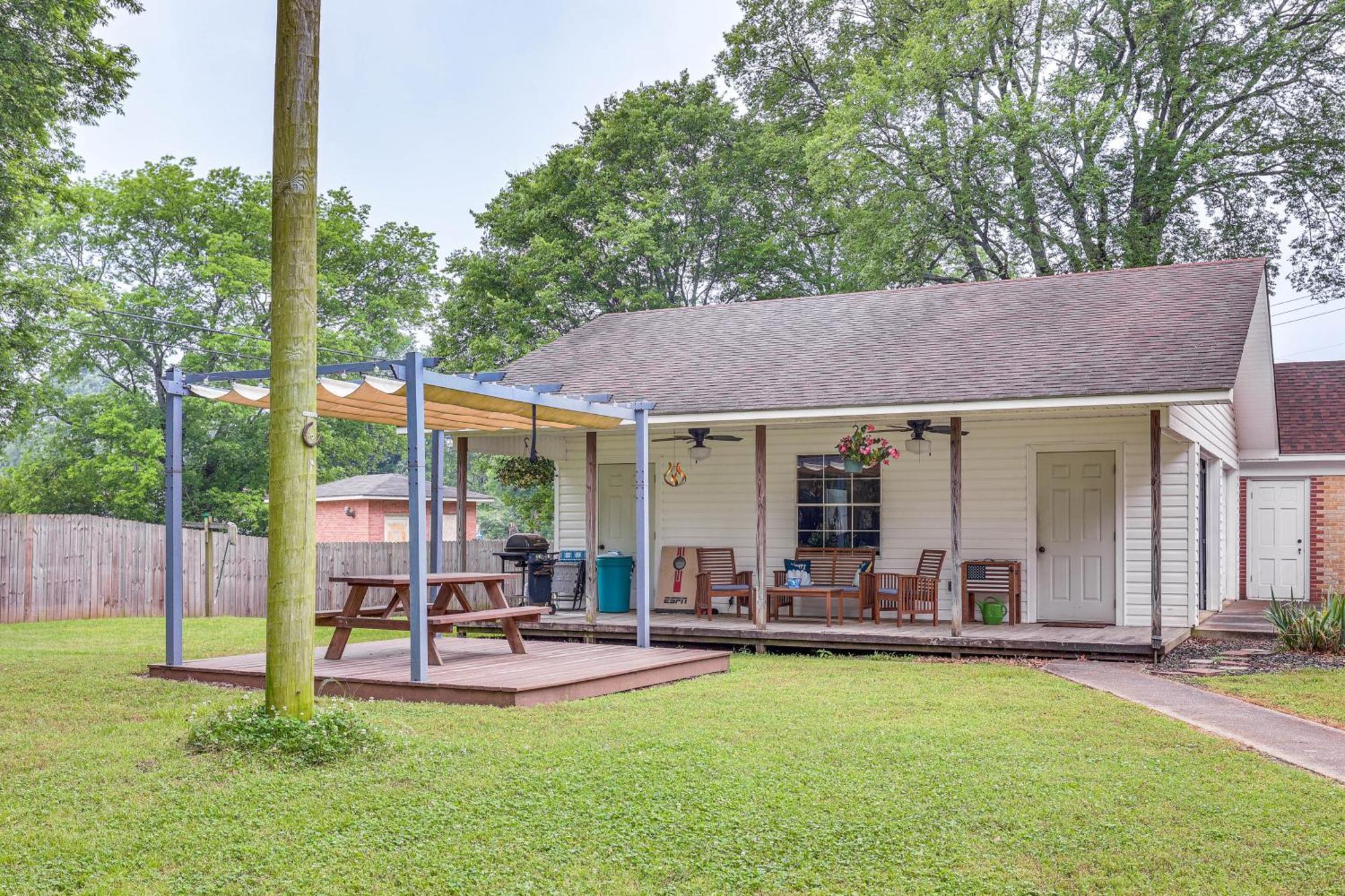 Delightful Retreat With Fireplace And Large Yard! Экстерьер фото