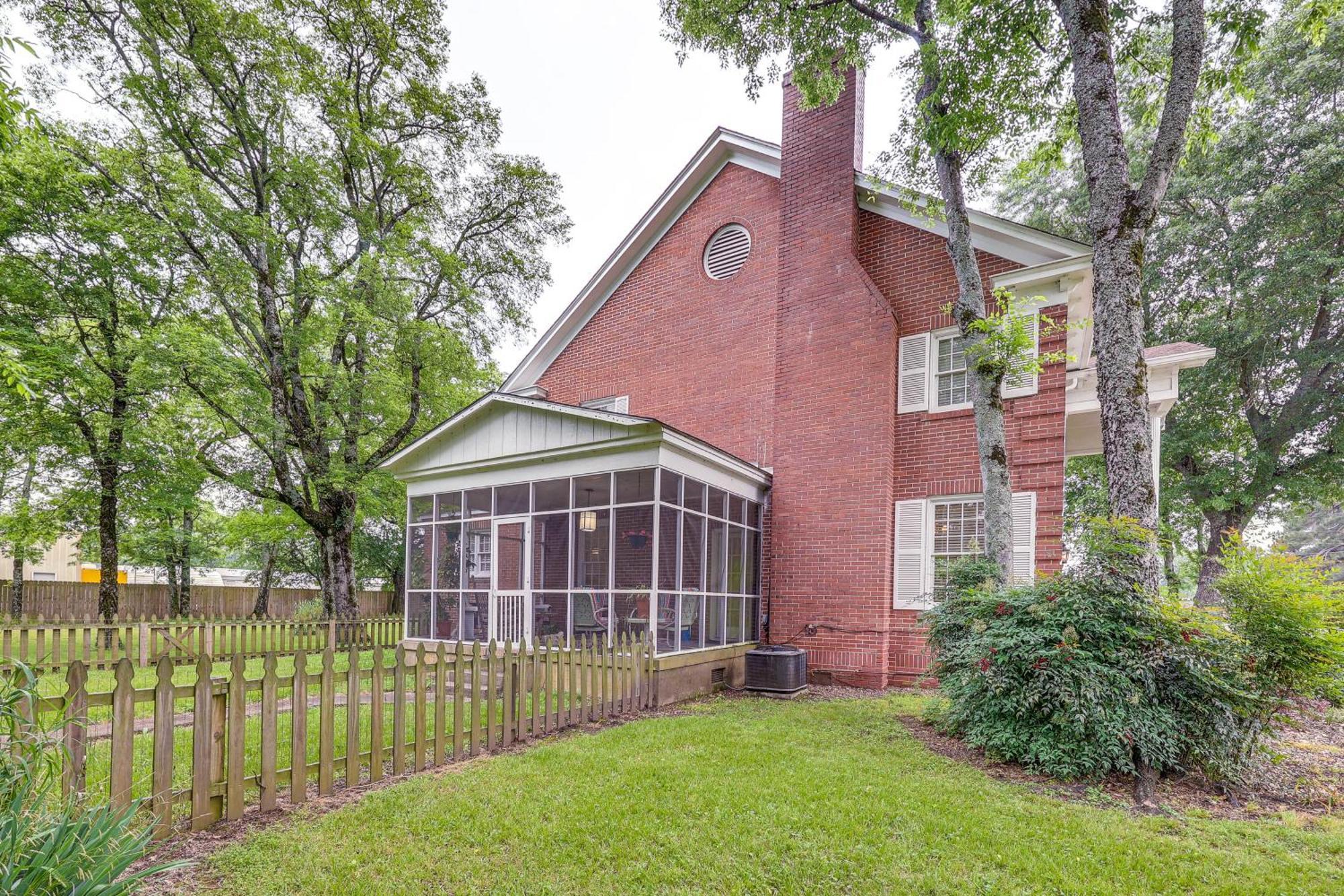Delightful Retreat With Fireplace And Large Yard! Экстерьер фото