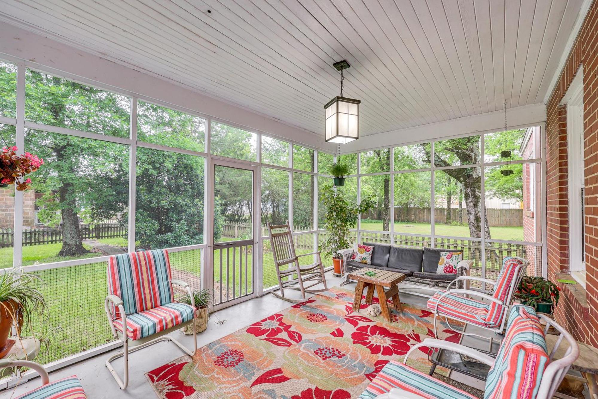 Delightful Retreat With Fireplace And Large Yard! Экстерьер фото