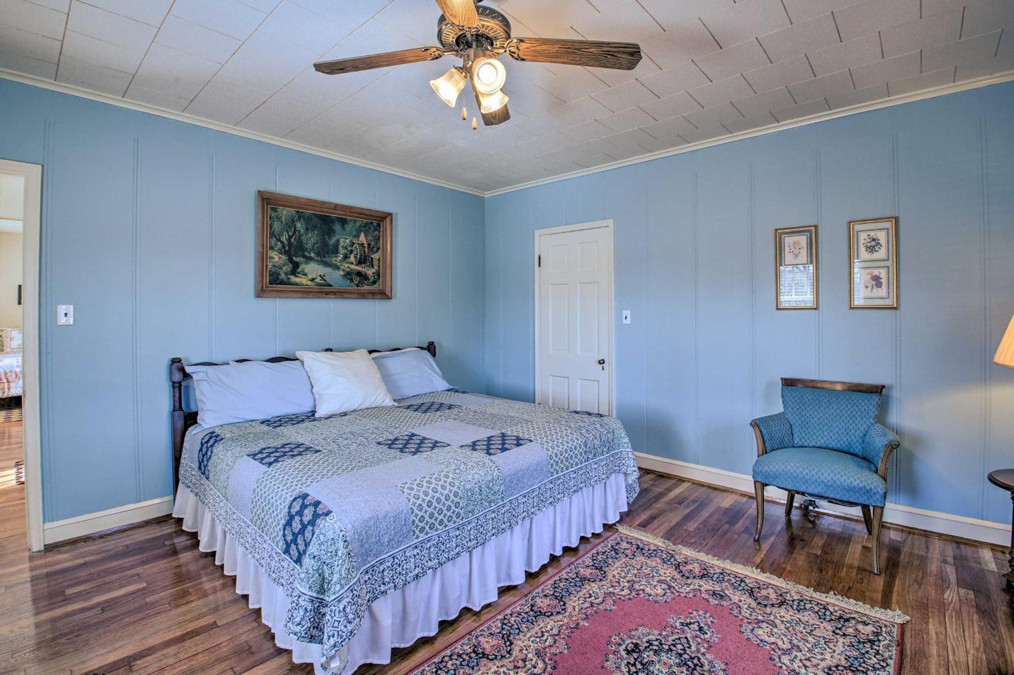 Delightful Retreat With Fireplace And Large Yard! Экстерьер фото